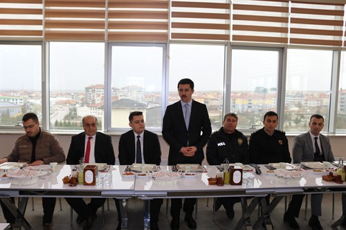 ŞEHİT AİLELERİ VE GAZİLER ONURUNA YEMEK VERİLDİ